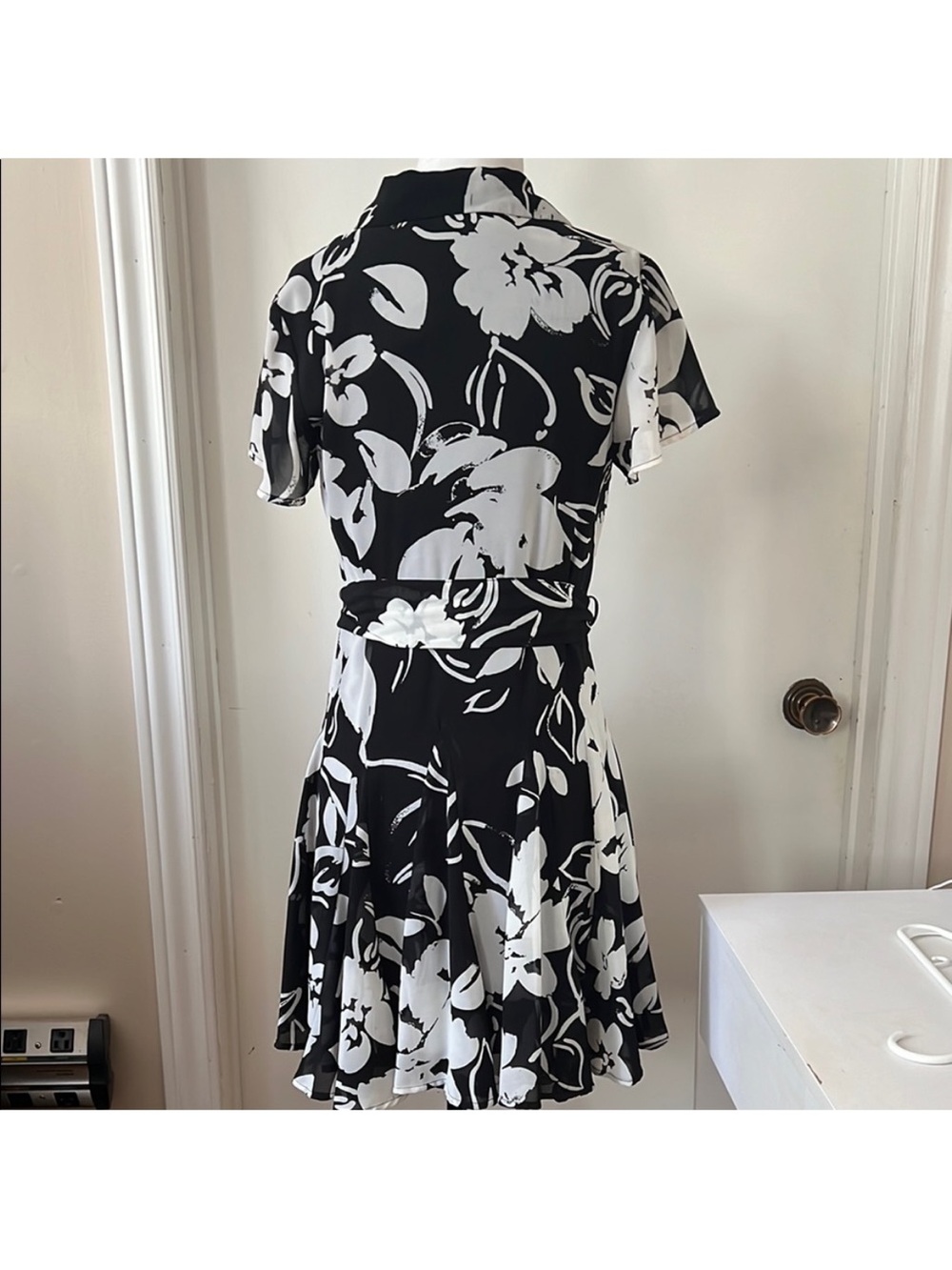 Dynamite • Women’s XXS • Black & White Floral Shirt Dress with Tie Waist - Picture 5 of 6